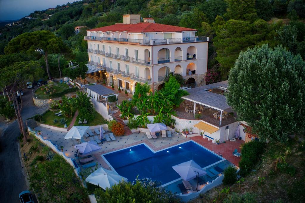 z góry widok na dom z basenem w obiekcie Hotel Garden Riviera w mieście Santa Maria di Castellabate