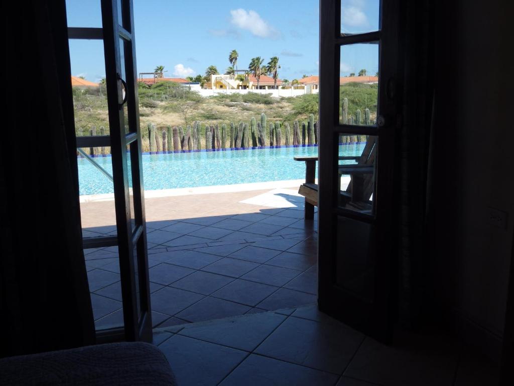 A piscina localizada em Aruba Cunucu Residence ou nos arredores