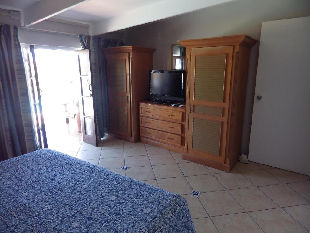 Uma TV ou centro de entretenimento em Aruba Cunucu Residence