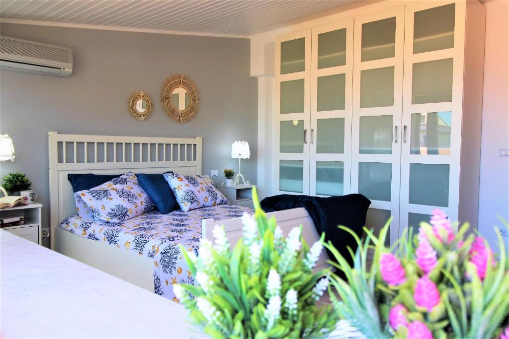1 dormitorio con 1 cama y 1 sofá en Capo d'Orlando Apartments - Ottanio, en Capo dʼOrlando
