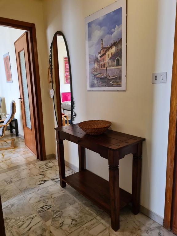 サンレモにあるCasa dell amore 1の木製テーブルと鏡付きの部屋