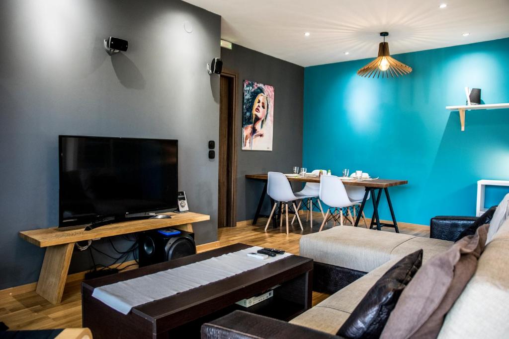 Televízia a/alebo spoločenská miestnosť v ubytovaní Modern Apartment