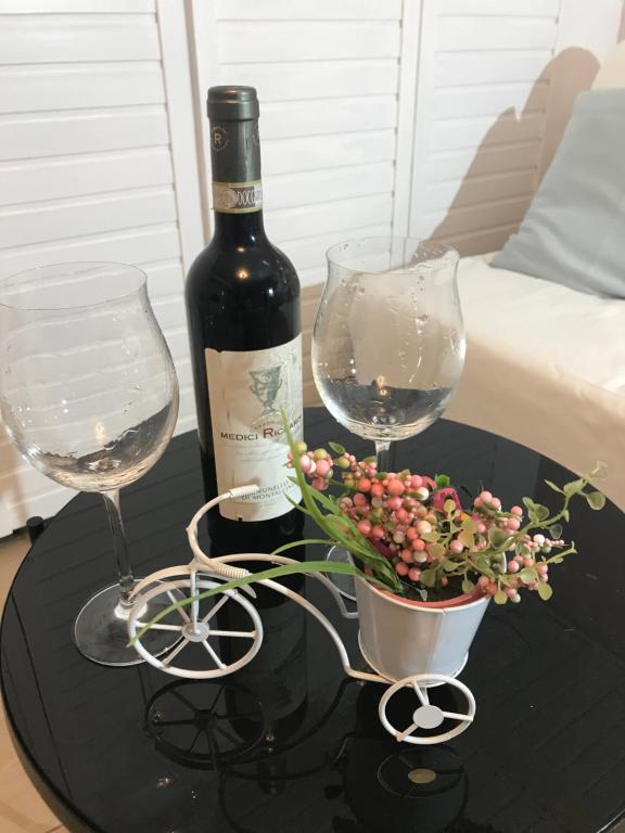 - une bouteille de vin et deux verres sur une table dans l'établissement Ferienwohnung Natali, à Gau-Bickelheim