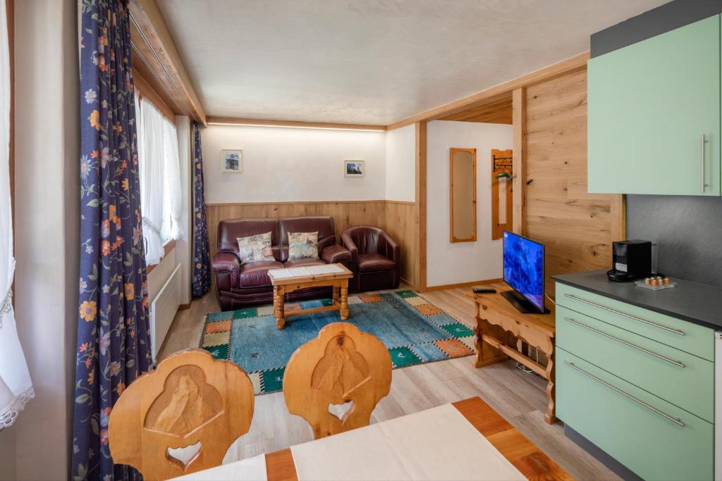 TV a/nebo společenská místnost v ubytování Hotel Matterhornblick