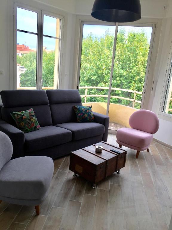 un salon avec un canapé et une table dans l'établissement Centre ville Perpignan - Le Castillet, à Perpignan