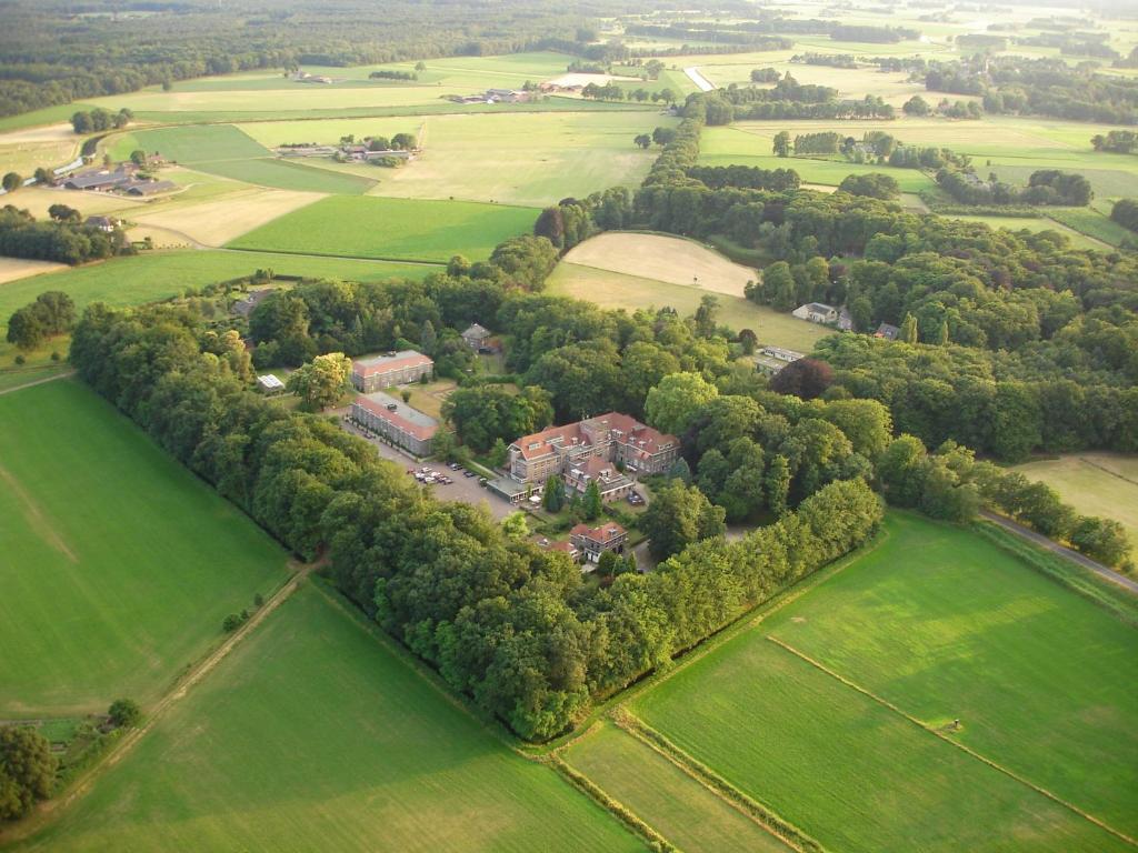 una vista aérea de una casa en un campo en Landgoed Ehzerwold en Almen