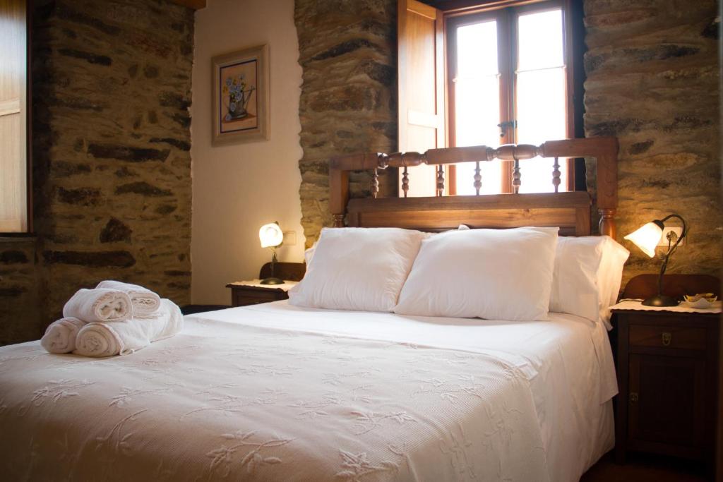 Łóżko lub łóżka w pokoju w obiekcie Casa Rural Penaquente