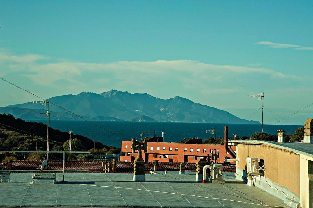 Blick auf ein Gebäude mit Bergen im Hintergrund in der Unterkunft LA CASA DI BIANCA in Piombino