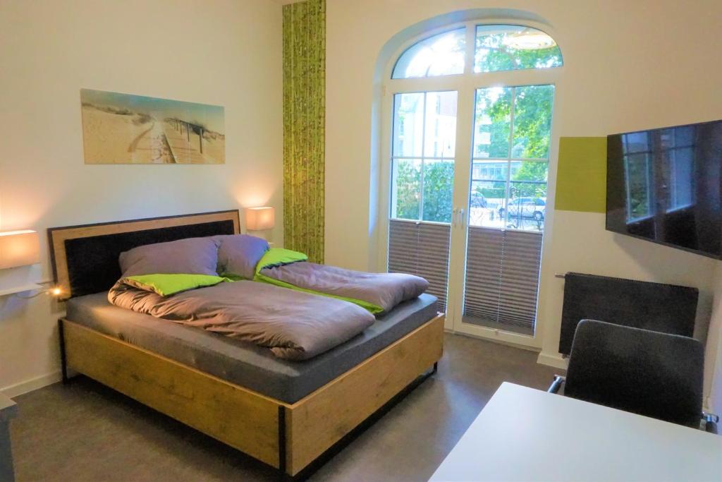 - un lit dans une chambre avec fenêtre dans l'établissement Usedom-Apartment, à Świnoujście