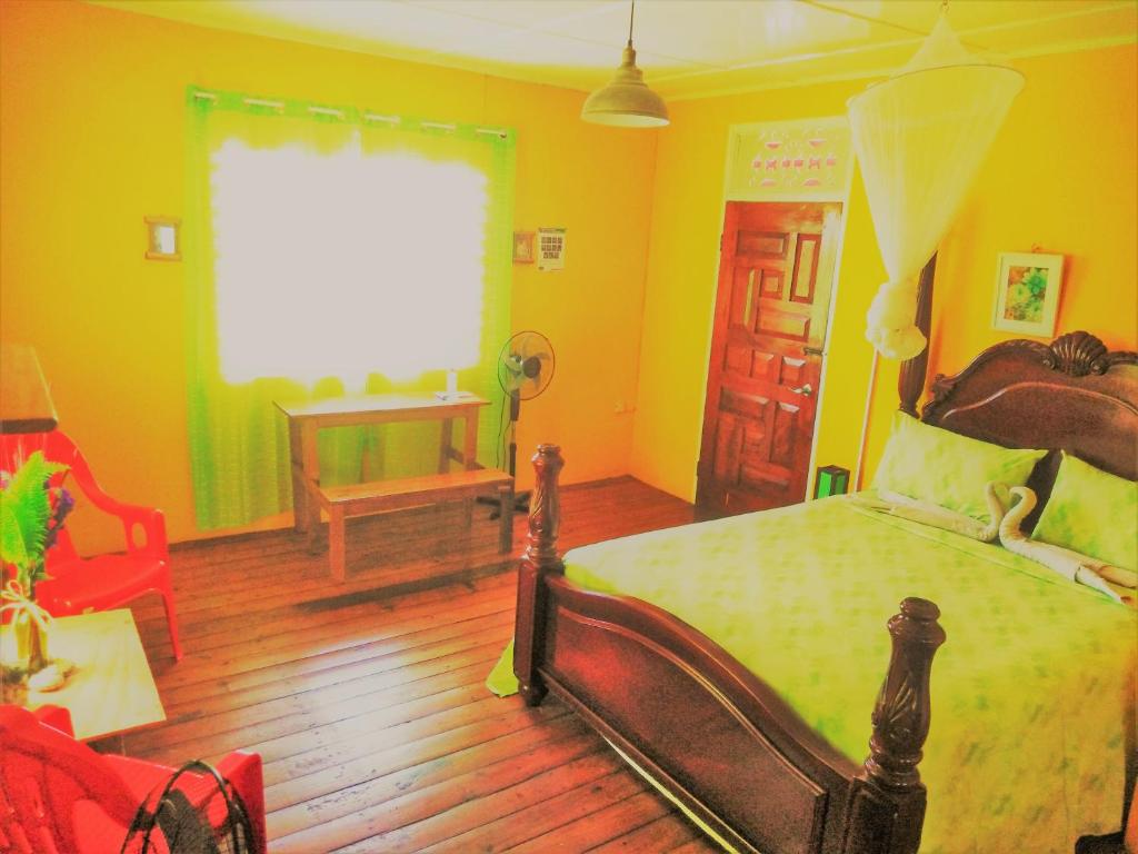 Postel nebo postele na pokoji v ubytování TOGA GUEST HOUSE