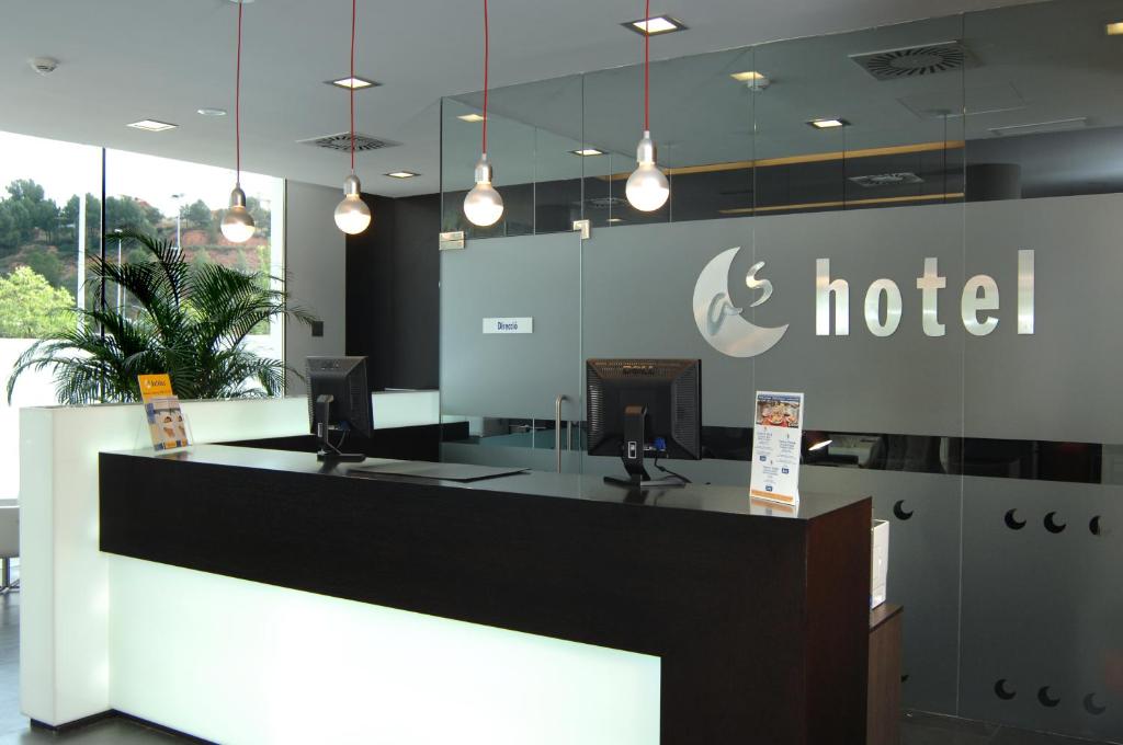 een hotellobby met een receptie en een hotelbord bij AS Porta de Barcelona in Castellbisbal
