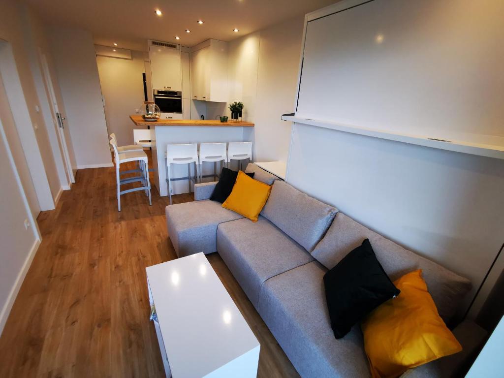een woonkamer met een bank en een tafel bij M&K Apartamenty Deluxe Gdańsk Sobieszewo 2 in Gdańsk