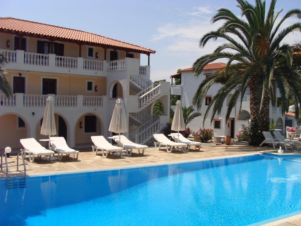 ein Pool vor einem Hotel in der Unterkunft Villa Christina Skiathos in Vromolimnos