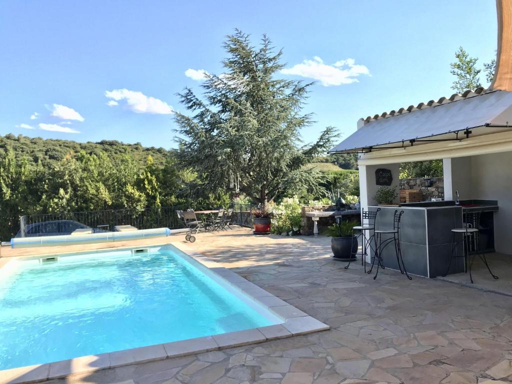 RoquebrunにあるBeautiful villa with private heated poolの家のある庭のスイミングプール