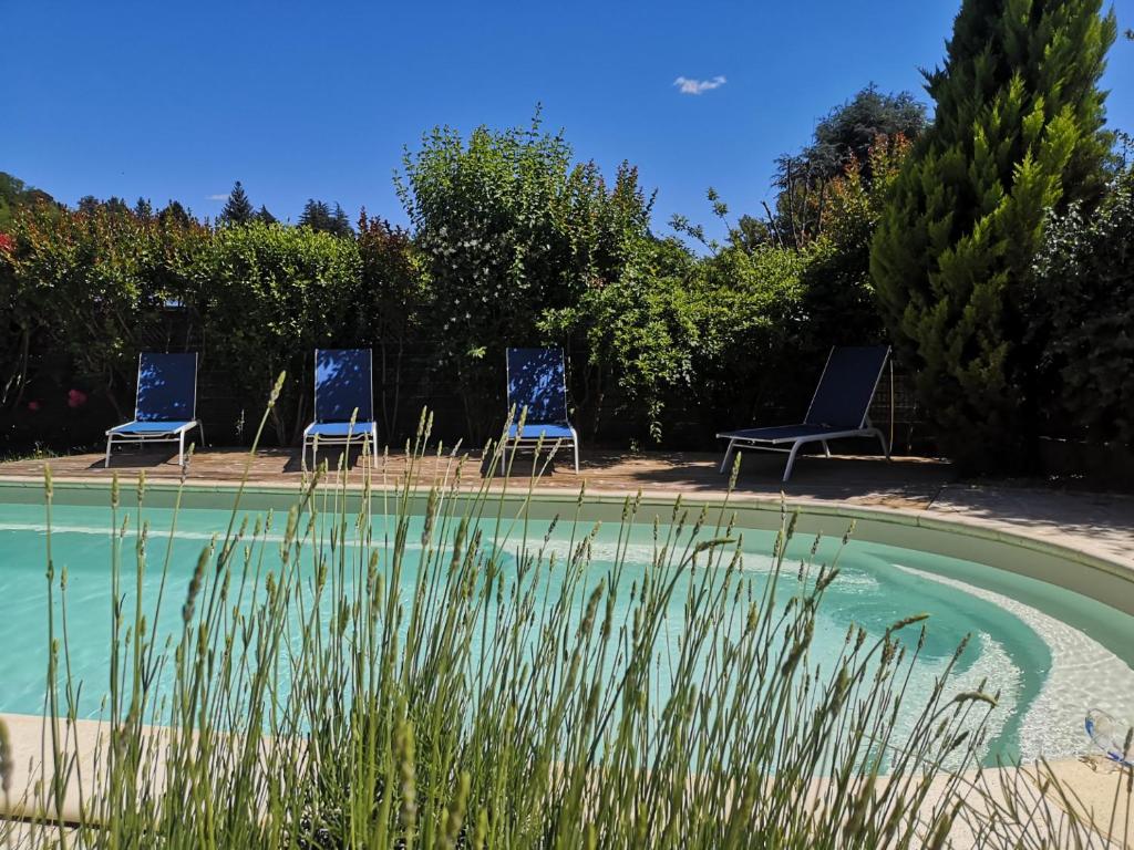 un grupo de sillas sentadas en un charco de agua en O'Myosotis, en Sarlat-la-Canéda