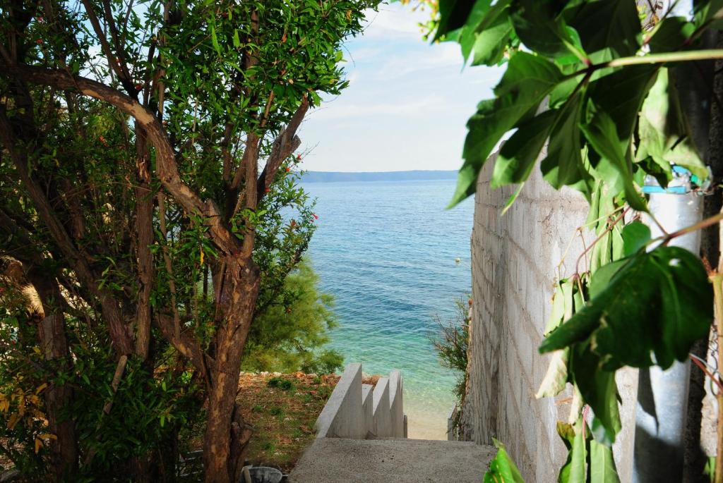 a stairway leading to the ocean from a house at Apartmani Višković Drašnice in Drašnice