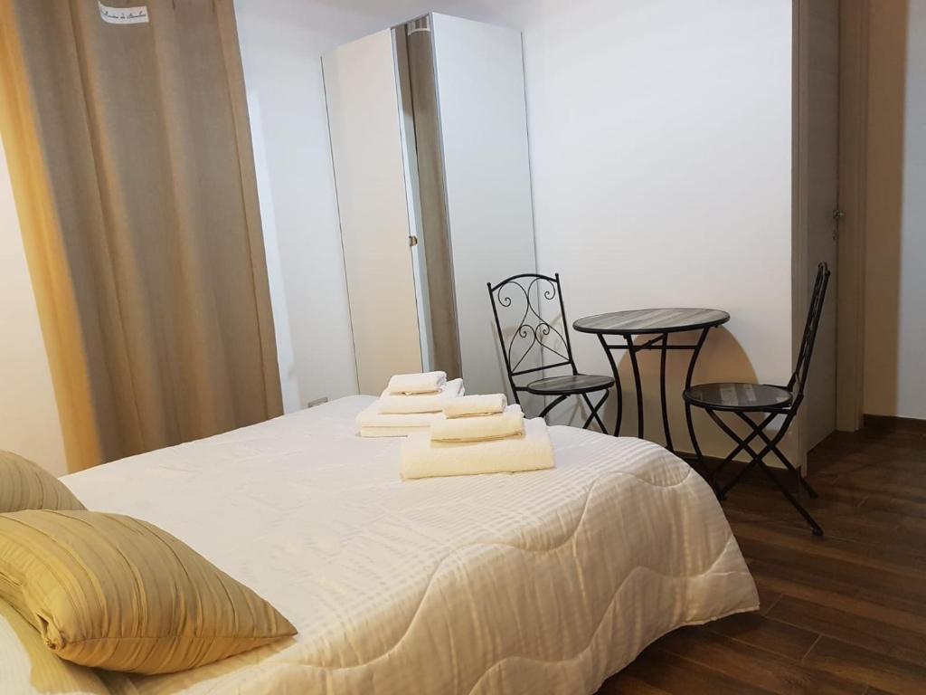 ein Schlafzimmer mit einem Bett mit Handtüchern darauf in der Unterkunft Green Oasis Gabella Monolocale in Castelforte