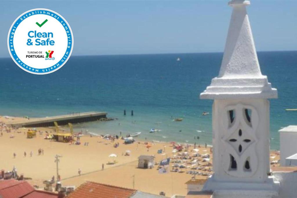 vistas a una playa con gente y al océano en Casa Alzira By ALzira, en Albufeira