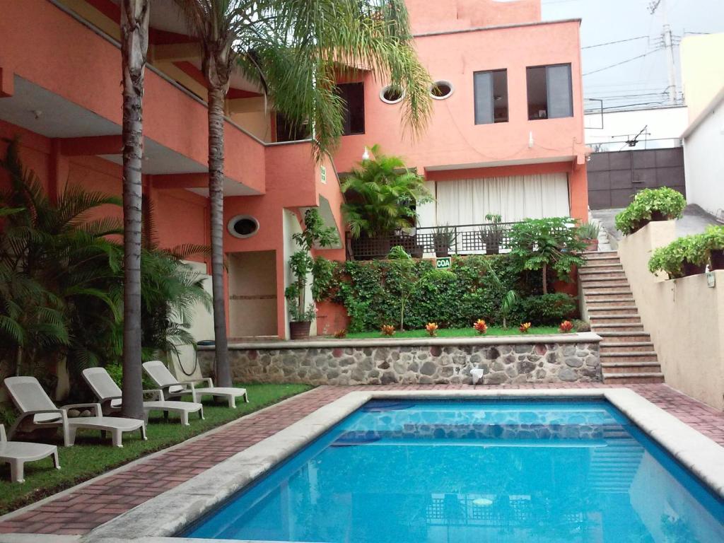 una piscina frente a un edificio en Hotel La Iguana en Cuernavaca