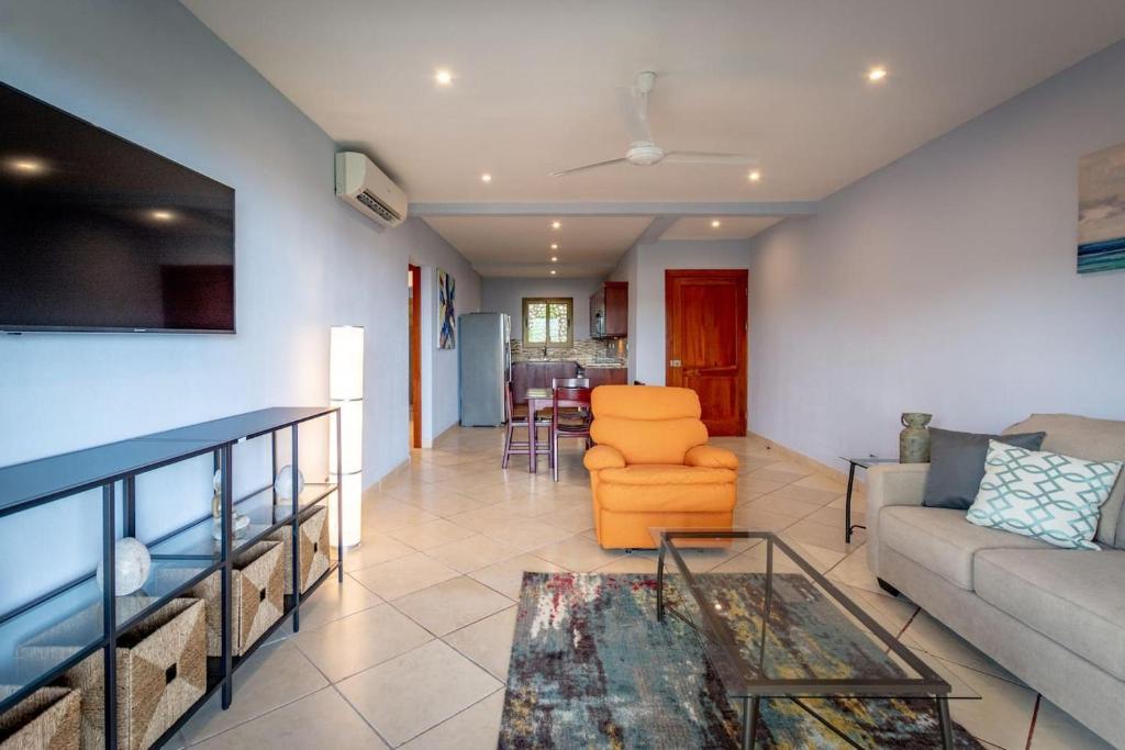 Posezení v ubytování 2-Bedroom Condo with Ocean View and Pool