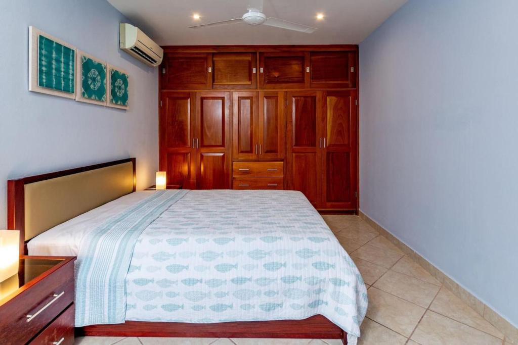 Postel nebo postele na pokoji v ubytování 2-Bedroom Condo with Ocean View and Pool