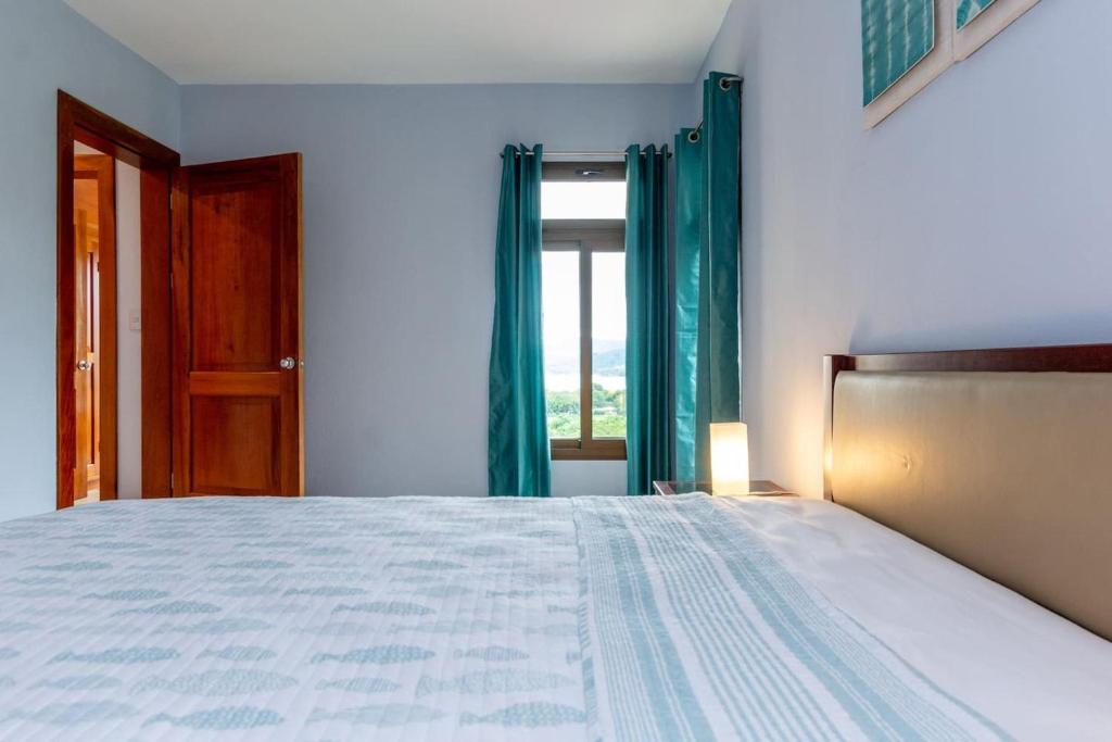 Postel nebo postele na pokoji v ubytování 2-Bedroom Condo with Ocean View and Pool