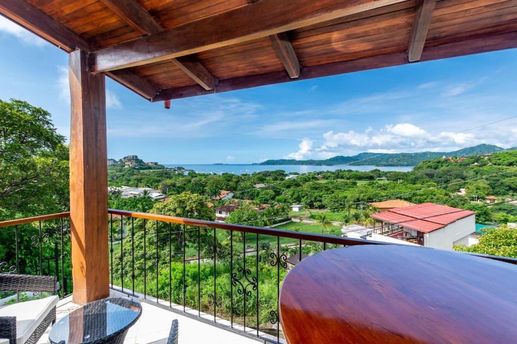 Aussicht vom Balkon eines Hauses in der Unterkunft 2-Bedroom Ocean-View Condo with Pool in Playa Flamingo