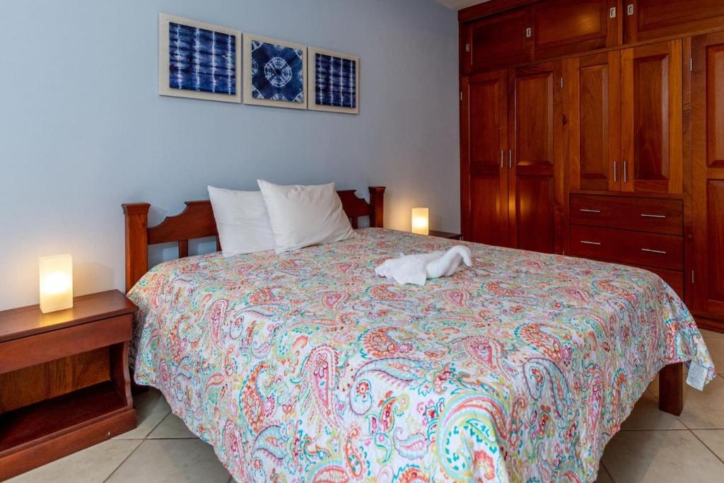 Postel nebo postele na pokoji v ubytování 2-Bedroom Ocean-View Condo with Pool