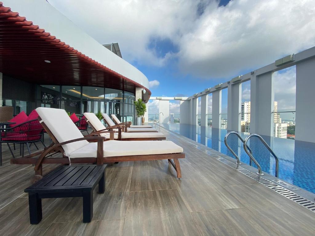 Bazén v ubytování Muong Thanh Luxury Saigon Hotel nebo v jeho okolí