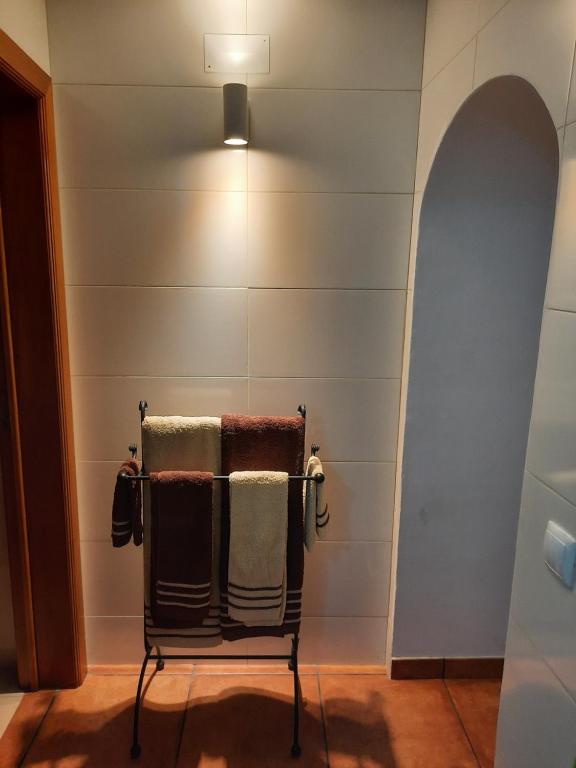 a towel rack in a bathroom with a light at Casa Mateus - Colares, Parque Natural Sintra Cascais in Sintra