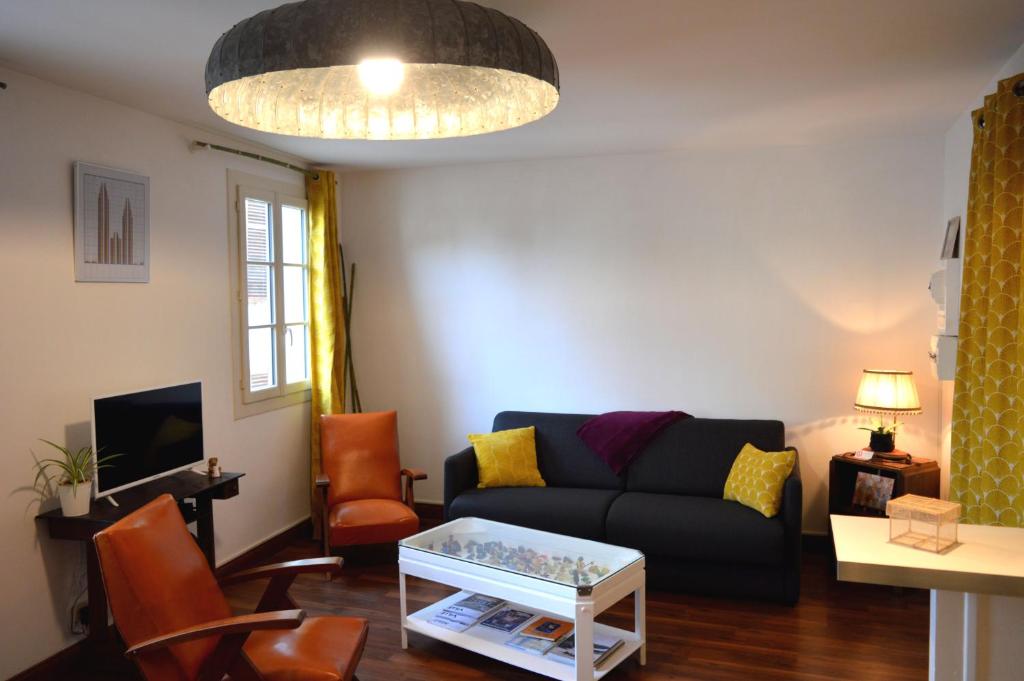 - un salon avec un canapé et une table dans l'établissement Matin d'été, à Chartres