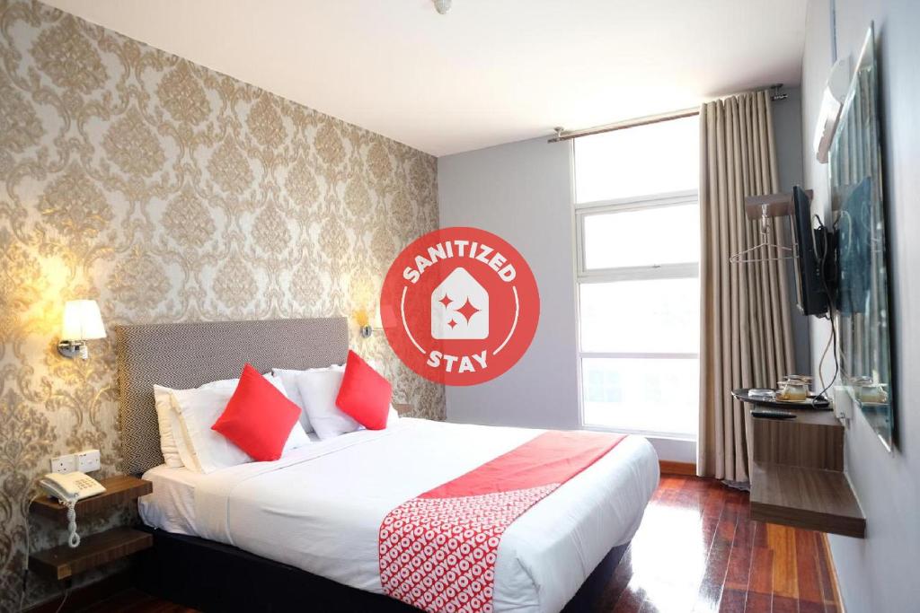 Un pat sau paturi într-o cameră la Super OYO 546 Grand City Hotel