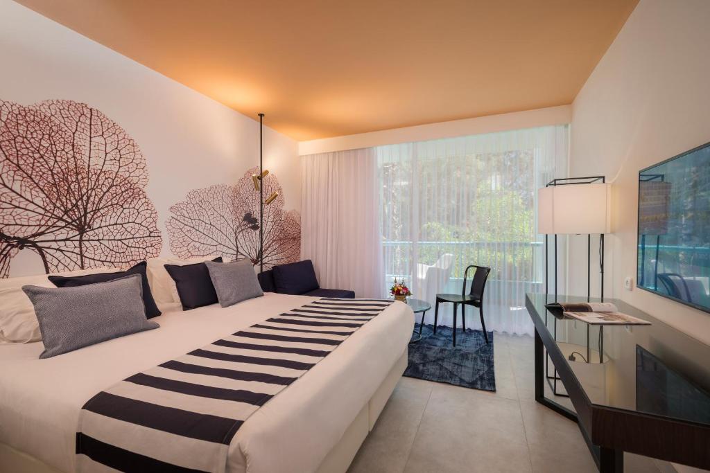 Postel nebo postele na pokoji v ubytování Yam Suf by Isrotel Collection