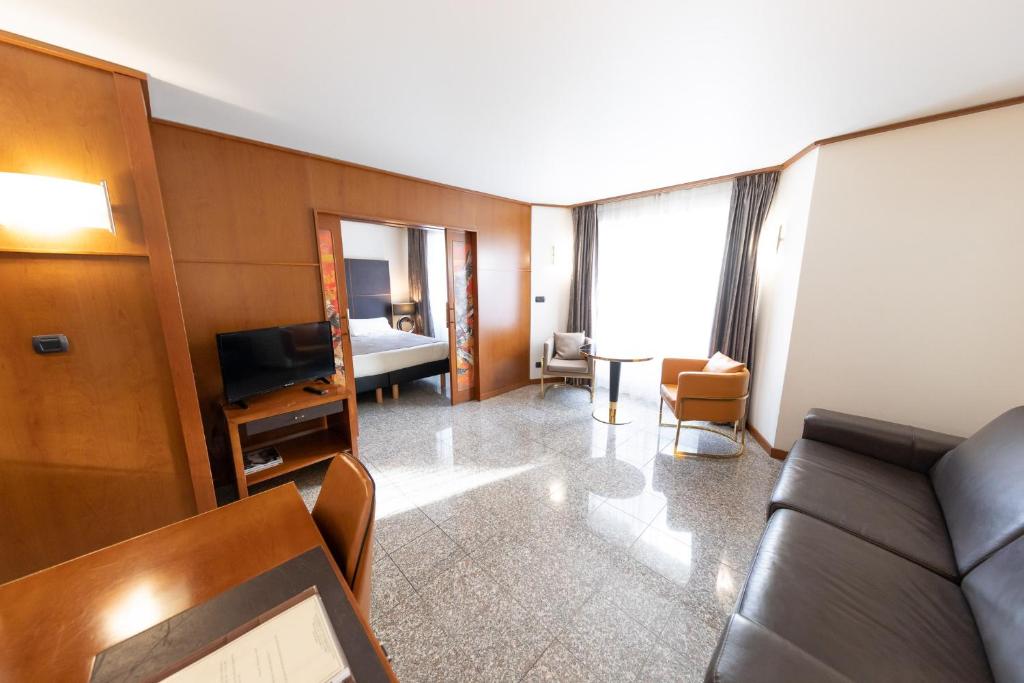 TV a/nebo společenská místnost v ubytování Goldstar Apartments & Suites