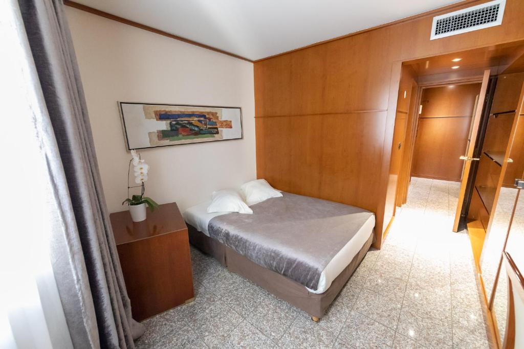 Postel nebo postele na pokoji v ubytování Goldstar Apartments & Suites