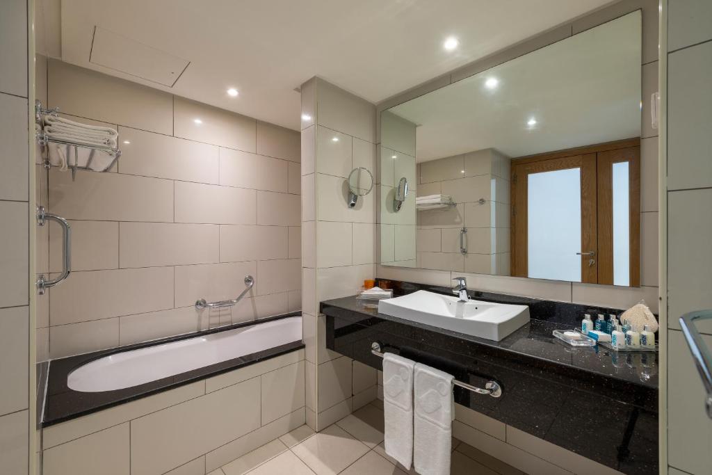 Ein Badezimmer in der Unterkunft Yam Suf by Isrotel Collection
