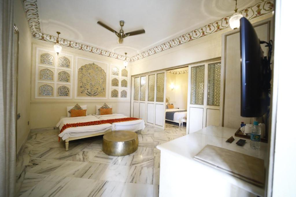Postel nebo postele na pokoji v ubytování Laxmi Palace Heritage Boutique Hotel
