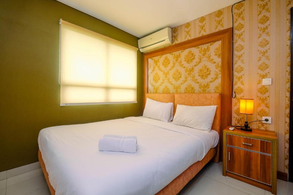 Postel nebo postele na pokoji v ubytování Comfy and Minimalist 1BR Apartment at Atria Residence By Travelio