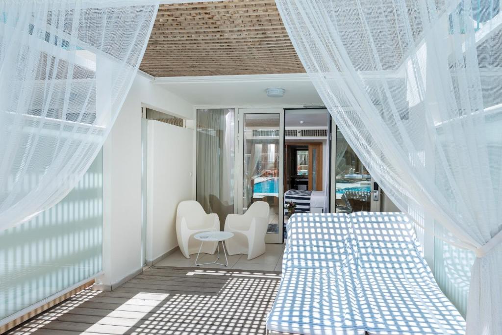 Ein Sitzbereich in der Unterkunft Yam Suf by Isrotel Collection