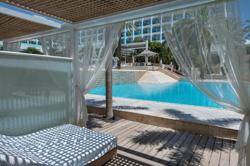 Der Swimmingpool an oder in der Nähe von Yam Suf by Isrotel Collection