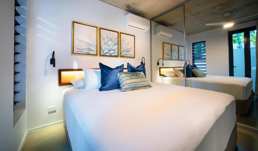 Postel nebo postele na pokoji v ubytování Aria Port Douglas Villas - Villa 1