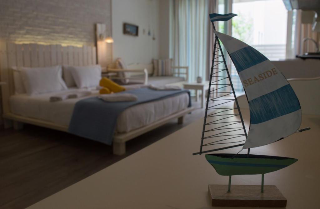Postel nebo postele na pokoji v ubytování Alkionides Seaside Hotel