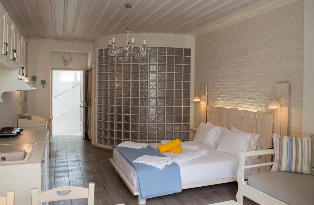 Postel nebo postele na pokoji v ubytování Alkionides Seaside Hotel