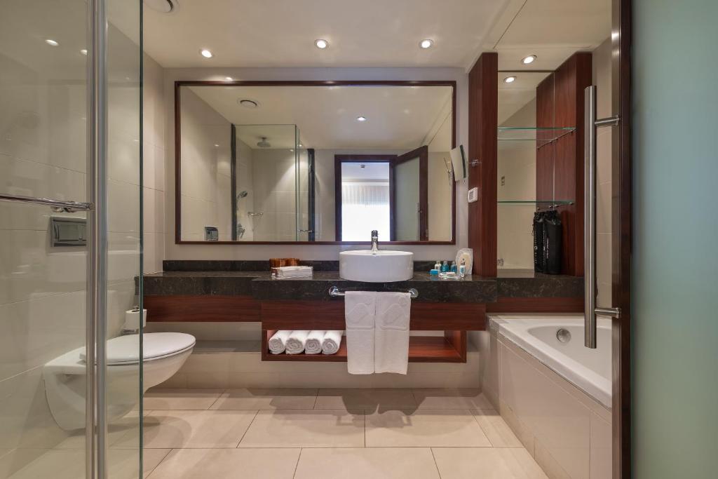 Ein Badezimmer in der Unterkunft Yam Suf by Isrotel Collection