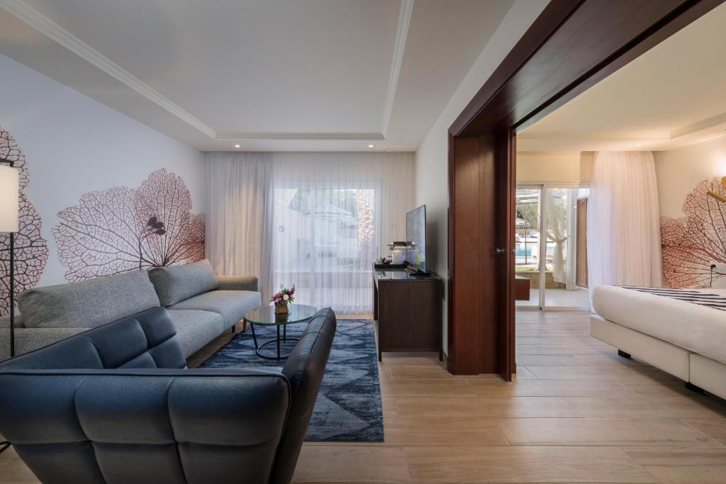 Ein Sitzbereich in der Unterkunft Yam Suf by Isrotel Collection