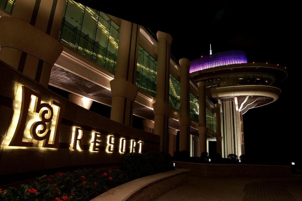 a resort building with a sign that reads la research at H Resort in Checheng