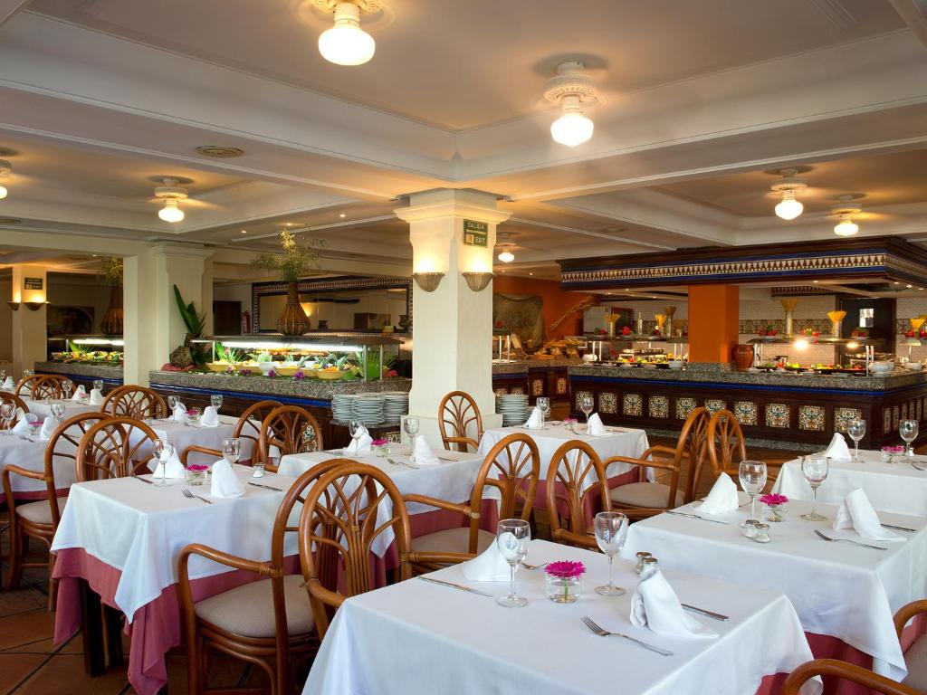 Reštaurácia alebo iné gastronomické zariadenie v ubytovaní BlueBay Banús