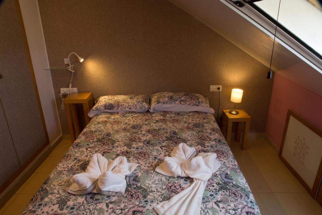 เตียงในห้องที่ Ático con terraza en Graus-Pirineo de Huesca