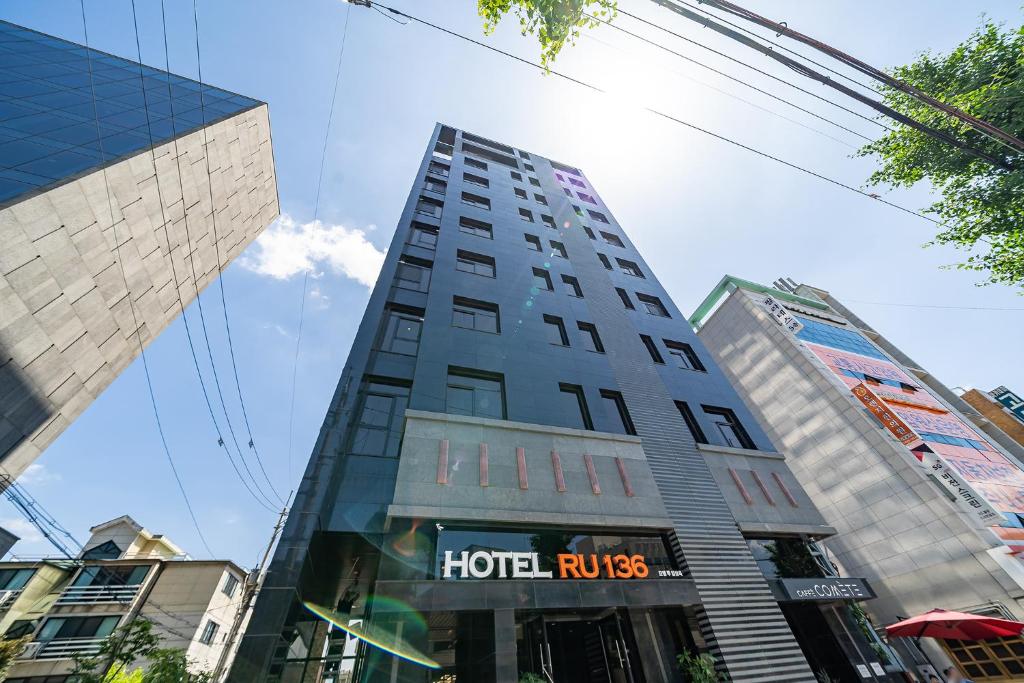 een hoog gebouw midden in een stad bij Hotel RU136 in Seoul