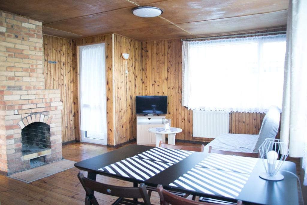 Televízia a/alebo spoločenská miestnosť v ubytovaní Camping Oaza Błonie Kórnik Domki Standard - 3 pokoje
